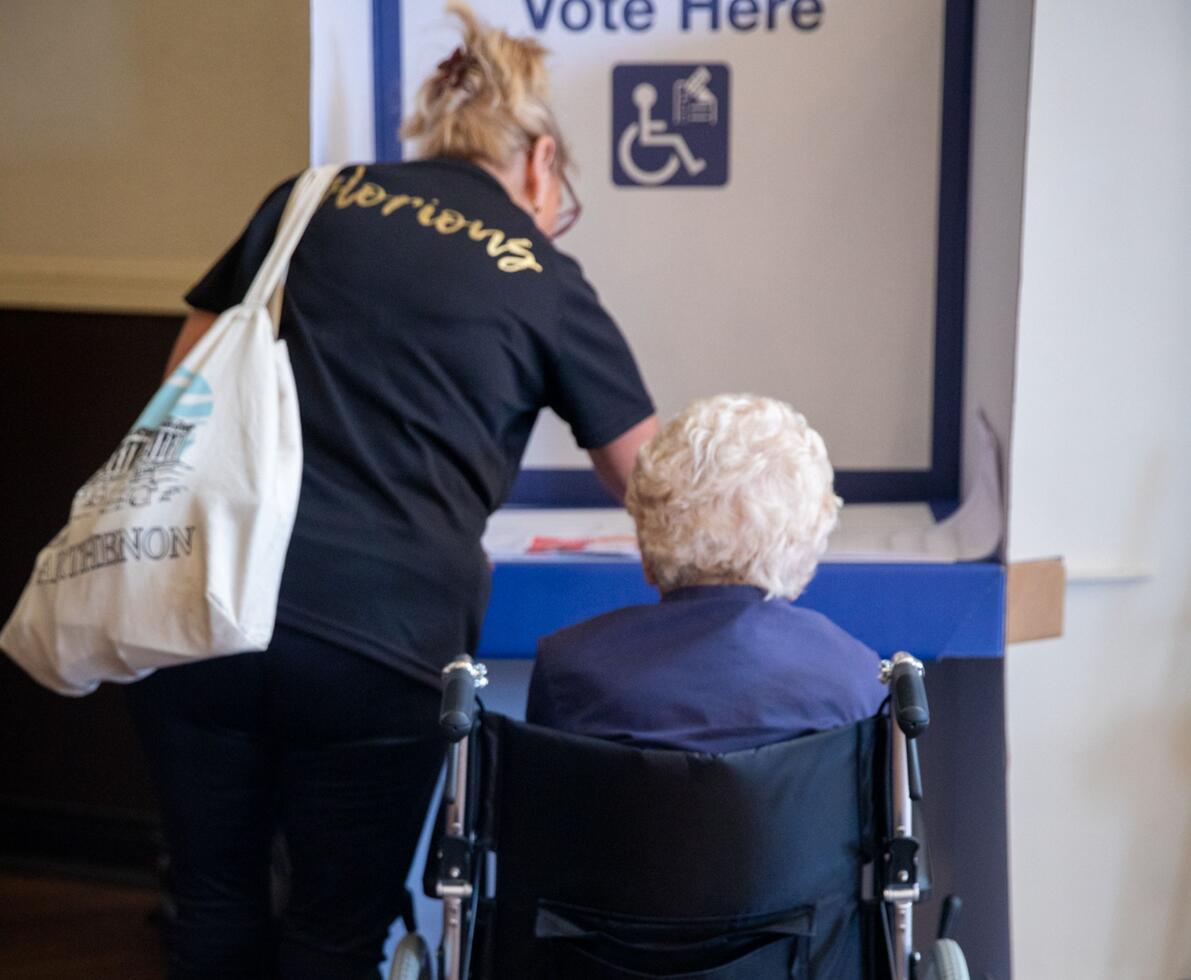 woman voting 
